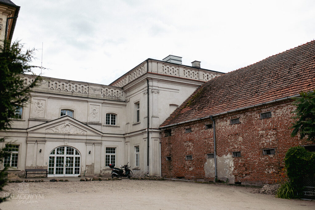 pałac w ciążeniu